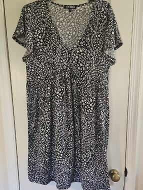 Steve Madden Black and White Floral V-Neck Dress